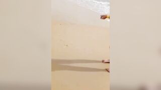 Đi tắm biển cùng mẹ kế mẹ cởi đồ hết đồ show tại biển