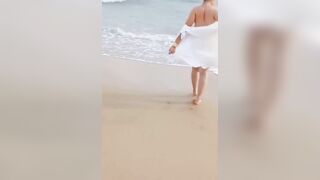 Đi tắm biển cùng mẹ kế mẹ cởi đồ hết đồ show tại biển