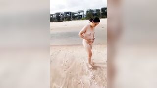 Đi tắm biển cùng mẹ kế mẹ cởi đồ hết đồ show tại biển