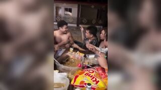 Người ta uống bia uống rượu cô gái đứng lên kéo sì líp hở mép lồn kiểm tra thiết bị.