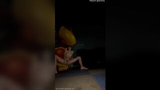 Em học sinh 2k9 mình dây vú tròn dâm đãng làm thử thách nữa đêm ra cv ngồi móc lồn