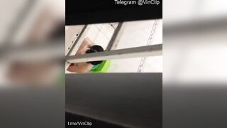 Quay lén em sinh viên trọ bên mình dây đi tắm qua cửa số phòng em