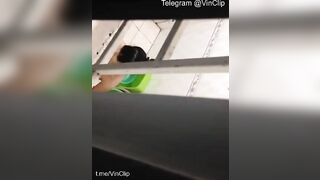 Quay lén em sinh viên trọ bên mình dây đi tắm qua cửa số phòng em
