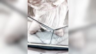 Đứng trước gương quay clip bóp vú xoa lồn dâm của vợ dâm trắng múp vú bự