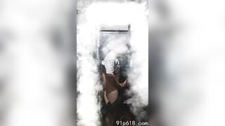 Vợ lén lút ngoại tình khi chồng đang ở trên lầu