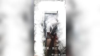 Vợ lén lút ngoại tình khi chồng đang ở trên lầu