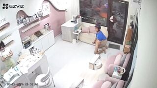 Hót nhất lúc này chàng cởi quần vào quán làm đẹp sục cặc làm các em chạy tán loạn.