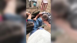 Người con có hiếu thương cha già neo đơn nên cho cha bú lồn vợ mình.