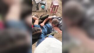 Người con có hiếu thương cha già neo đơn nên cho cha bú lồn vợ mình.