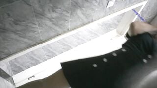 Vào nhà vệ sinh nữ quay lén đồng nghiệp xinh lồn múp đái phần 2