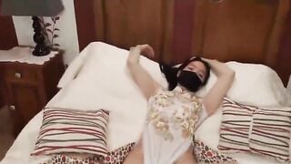 Khách tây đè chịch em lễ tân áo dài