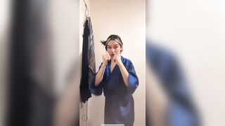 Ngựa ngựa thế là lộ vú trên live stream