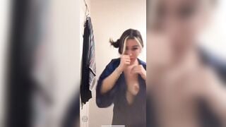 Ngựa ngựa thế là lộ vú trên live stream