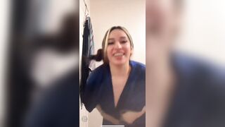 Ngựa ngựa thế là lộ vú trên live stream