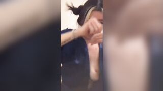 Ngựa ngựa thế là lộ vú trên live stream