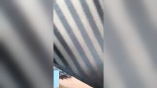 Bên cửa sổ em rên la
