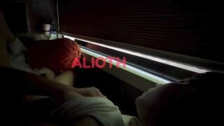 Đi du lịch cùng người yêu mà em nó nứng móc rồi địt trên xe khách luôn