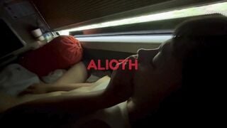 Đi du lịch cùng người yêu mà em nó nứng móc rồi địt trên xe khách luôn