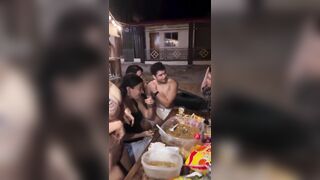 Bạn bè đang nhậu cô gái lại kéo quần lót xem lồn kiểm tra thiết bị.