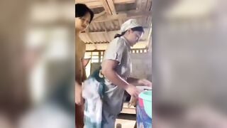Dì út đang nấu ăn cũng không yên với thằng cháu họ vén váy dì lên đụ cho bằng được.