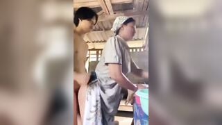Dì út đang nấu ăn cũng không yên với thằng cháu họ vén váy dì lên đụ cho bằng được.