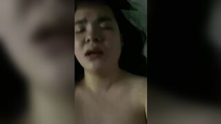 Rên nhẹ thôi chồng con biết dượng đụ mày đó