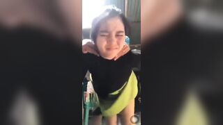 Dì út nhăn mặt khi bị thằng cháu họ 2k10 đụ dập liên tục từ phía sau.
