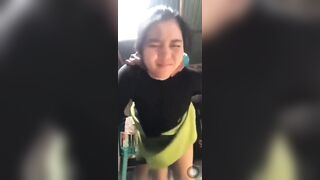 Dì út nhăn mặt khi bị thằng cháu họ 2k10 đụ dập liên tục từ phía sau.