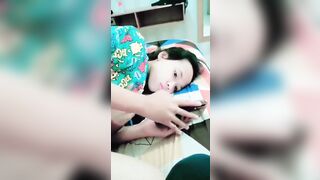 Em gái 2k10 đang nằm bấm điện thoại bị anh họ bóp vú sờ đầu ti thật vô tư.