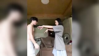 Anh họ vui sướng muốn bế em gái 2k10 lên đụ phát thì cha mẹ về đúng lúc.