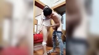 “Nhanh lên nào con vợ anh nó sắp về rùi cho anh xuất trong nhà”