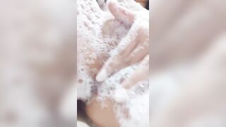 Đang tắm thì nứng