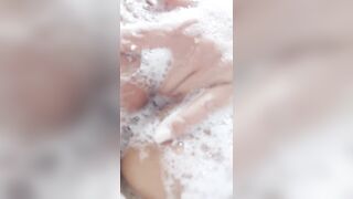 Đang tắm thì nứng