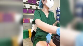 Em y tá dâm nứng lồn thủ dâm thì bị chị đồng nghiệp phát hiện