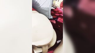 1 tay cầm cu, tay kia vẫn tranh thủ quay clip