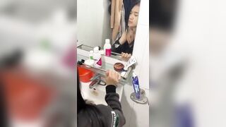 Đưa em vào nhà wc rồi địt