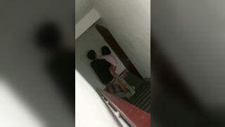 “Quay lén thằng bạn thân địt gái ngay dưới cầu thang Vcl”