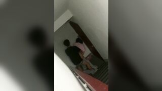 “Quay lén thằng bạn thân địt gái ngay dưới cầu thang Vcl”
