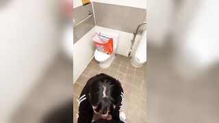 Đi đái bị dượng bắt bú cu rồi mới cho đái