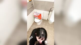 Đi đái bị dượng bắt bú cu rồi mới cho đái