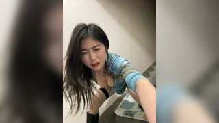 Máy bay nội địa Trung phô dâm public giữa cầu thang