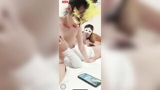 Hai em livestream phang tập thể
