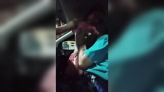 Chơi em hàng xóm trong ô tô bú vú mút cặc dâm đãng kích thích