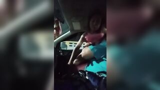 Chơi em hàng xóm trong ô tô bú vú mút cặc dâm đãng kích thích