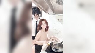 Em giúp việc vú to tròn mông bự nấu ăn cho cậu chủ