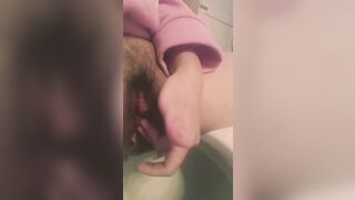 Bé học sinh lén ba mẹ vào wc thủ dâm cho ny xem 3
