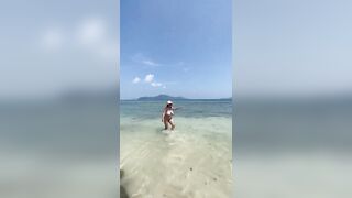 Cho vợ đi tắm biển nhưng quên mang bikini và cái kết