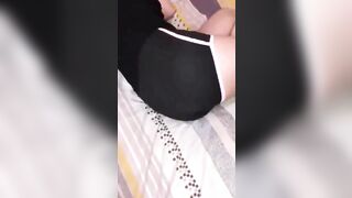 Dì út bị thằng cháu họ sờ trộm lồn bị dì phát hiện nó sờ nứng quá cho nó đụ luôn.