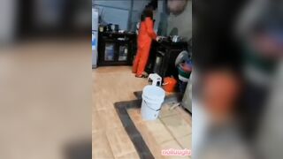Vc Tranh thủ nấu đồ ăn đêm thì ăn buồi luôn