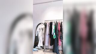 Bán hàng on-line thay đồ lộ hàng